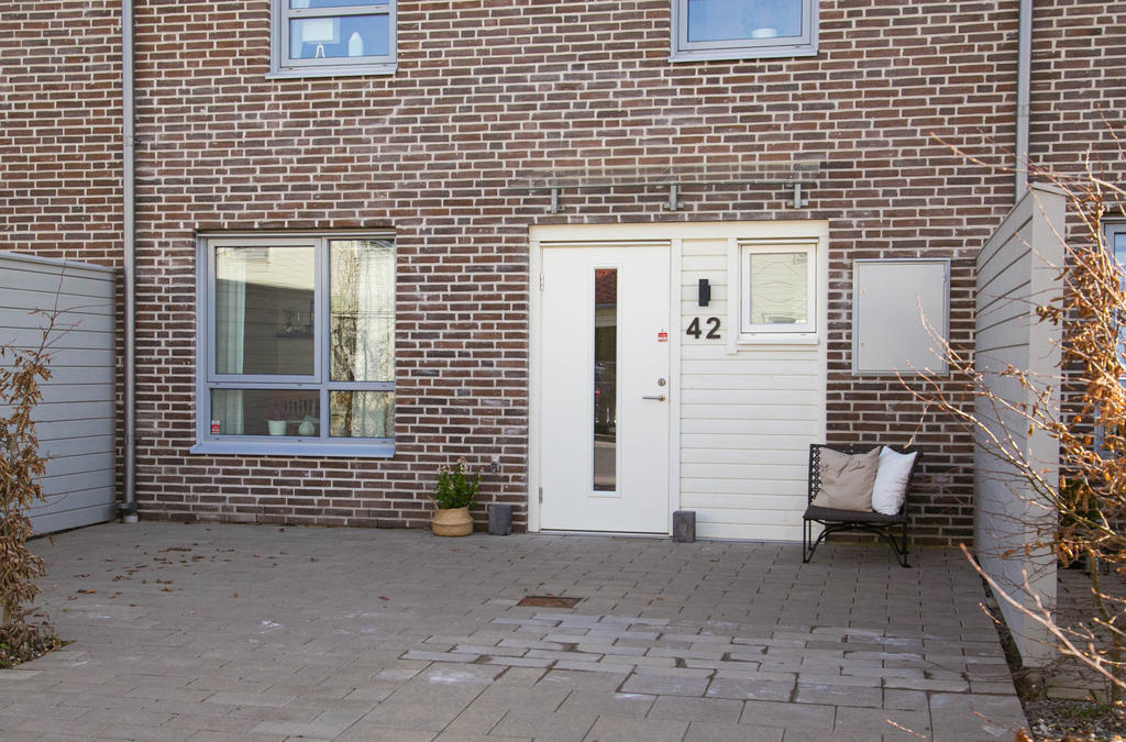 Entrésidan med möjlighet till solig uteplats. 