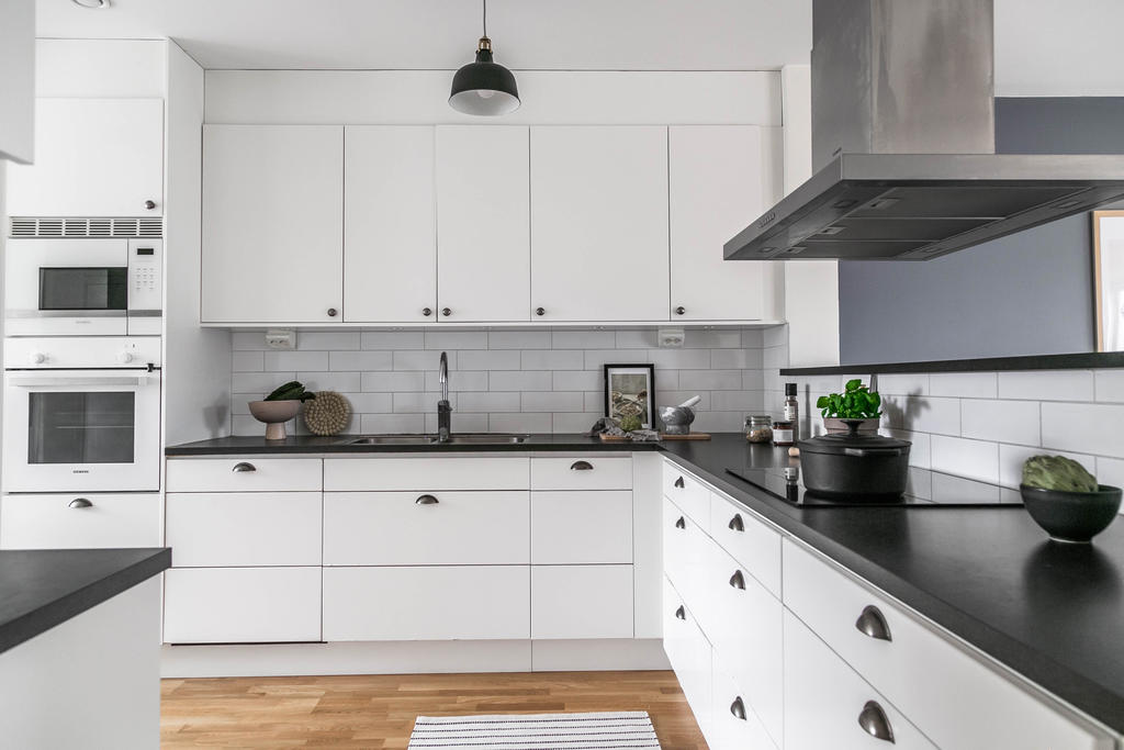 Kök med mycket förvaring och bänkyta. 