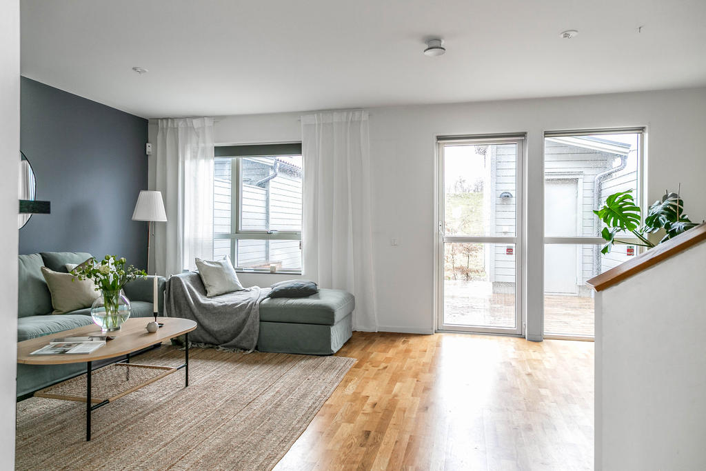 Stora fönsterpartier och utgång till uteplats. 