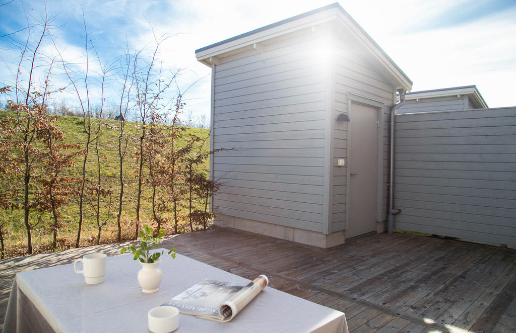 Uteplats med trall och förråd. 