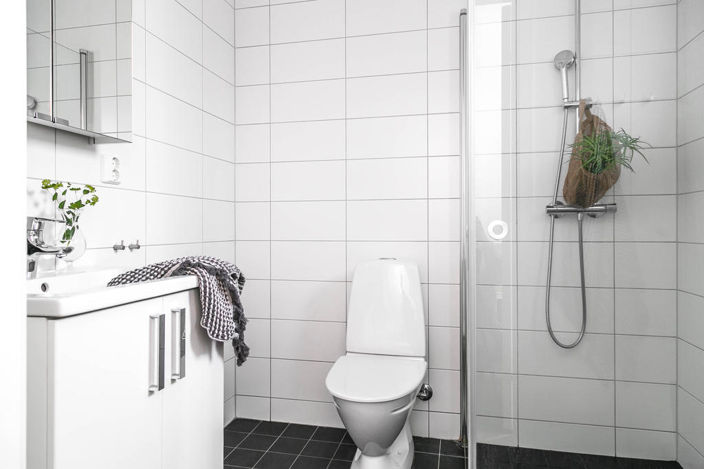 Badrummet på entréplan med dusch och golvvärme. 