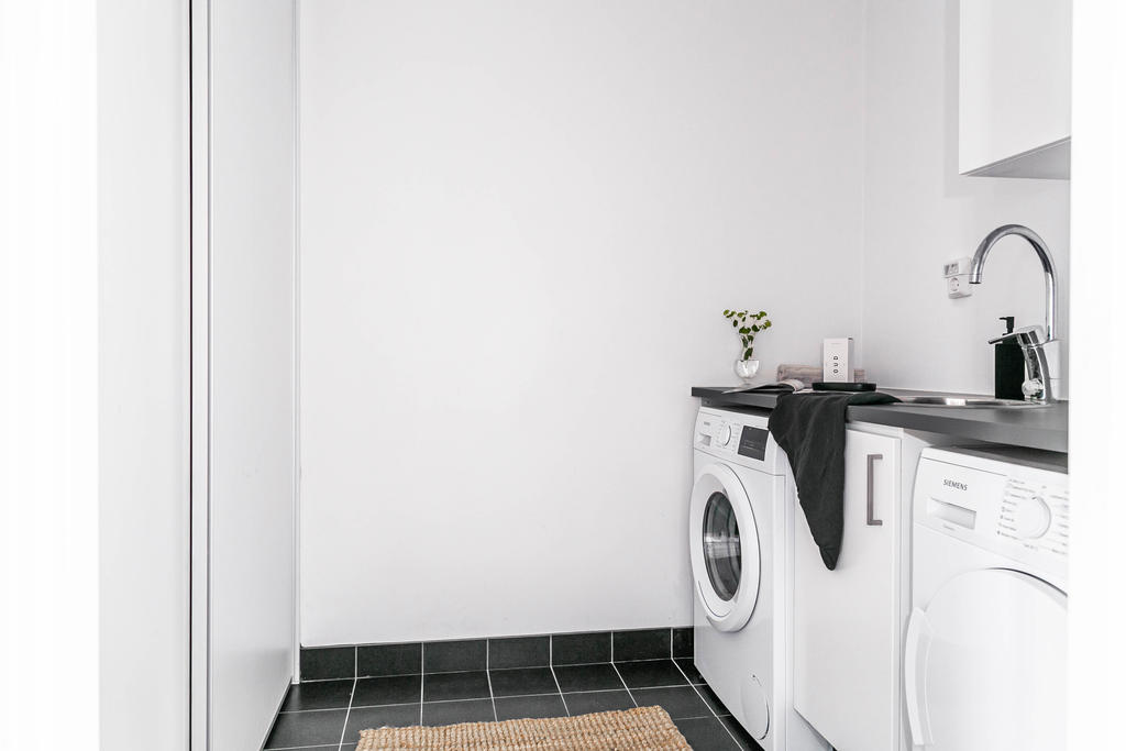 Separat tvättstuga på entréplan. 