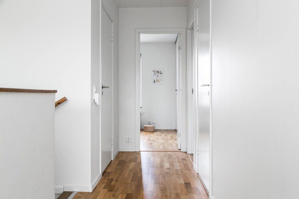 Hall en trappa upp - med tre sovrum, stor klädkammare och ett allrum. 