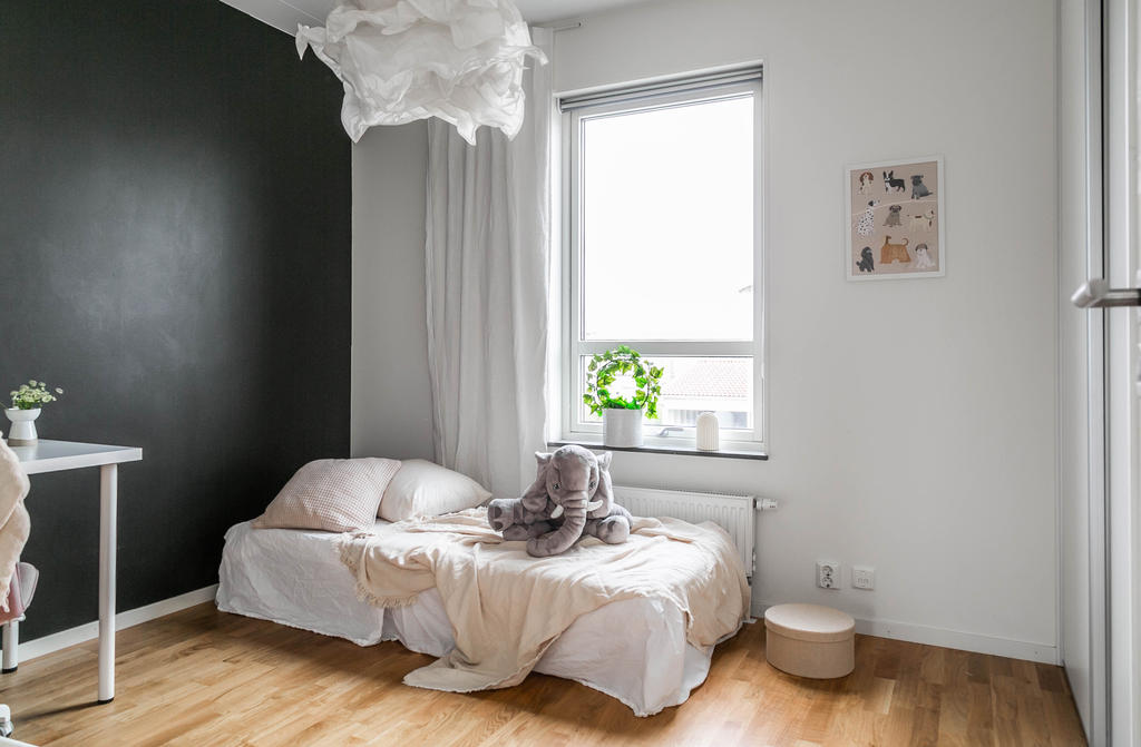 Bostadens första sovrum med inbyggda garderober. 