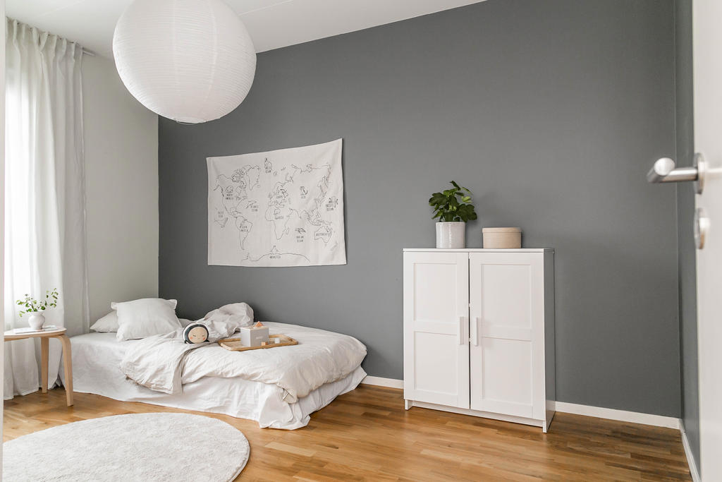 Bostadens andra sovrum även här med garderob. 