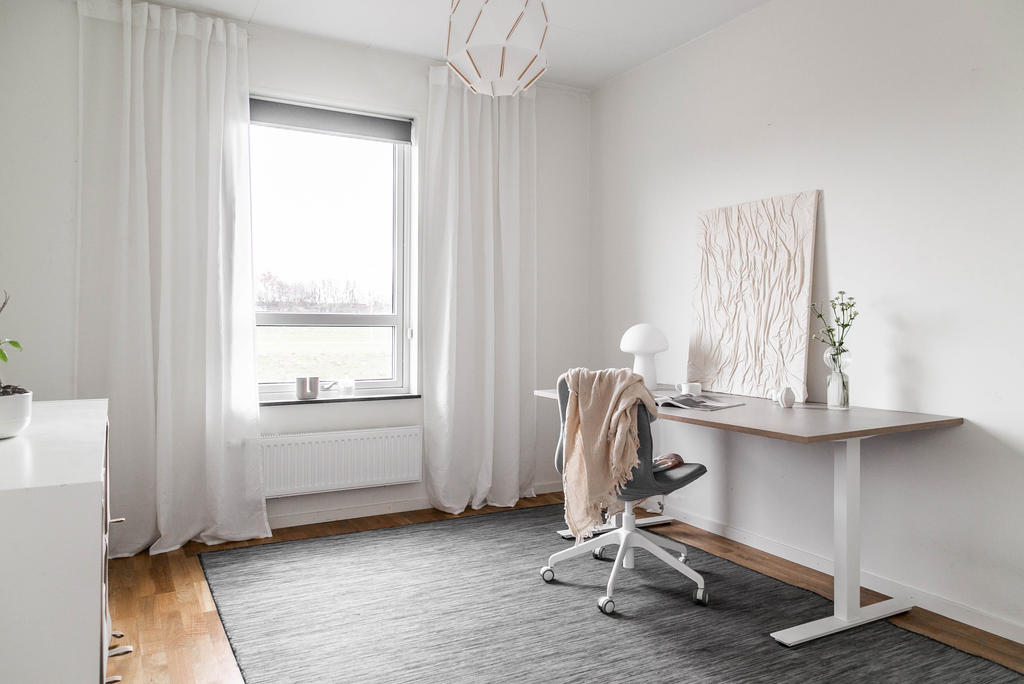 Öppet allrum intill trappan. 