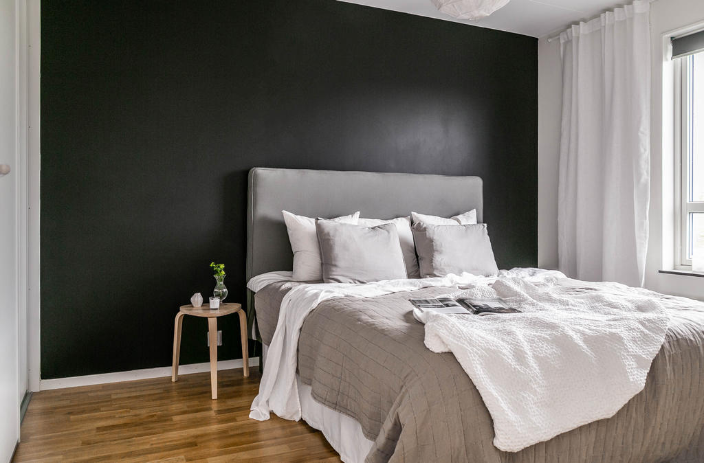 Master bedroom med hel garderobsvägg med skjutpartier. 