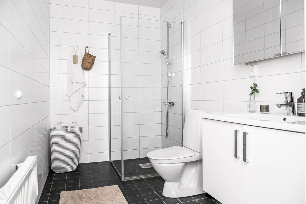 Badrummet på ovanvåningen med dusch. 