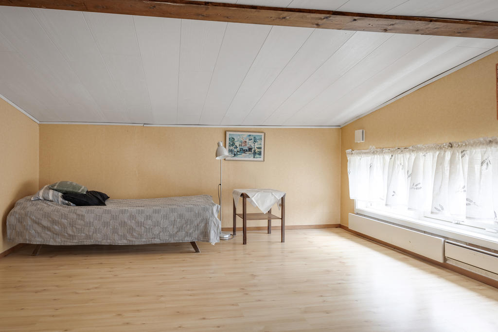 Sovrum ovanför garaget med lägre takhöjd