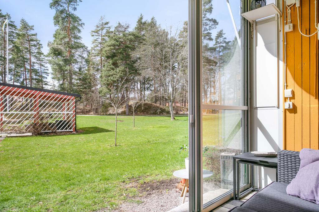 Soligt läge med utsikt mot grönområde 