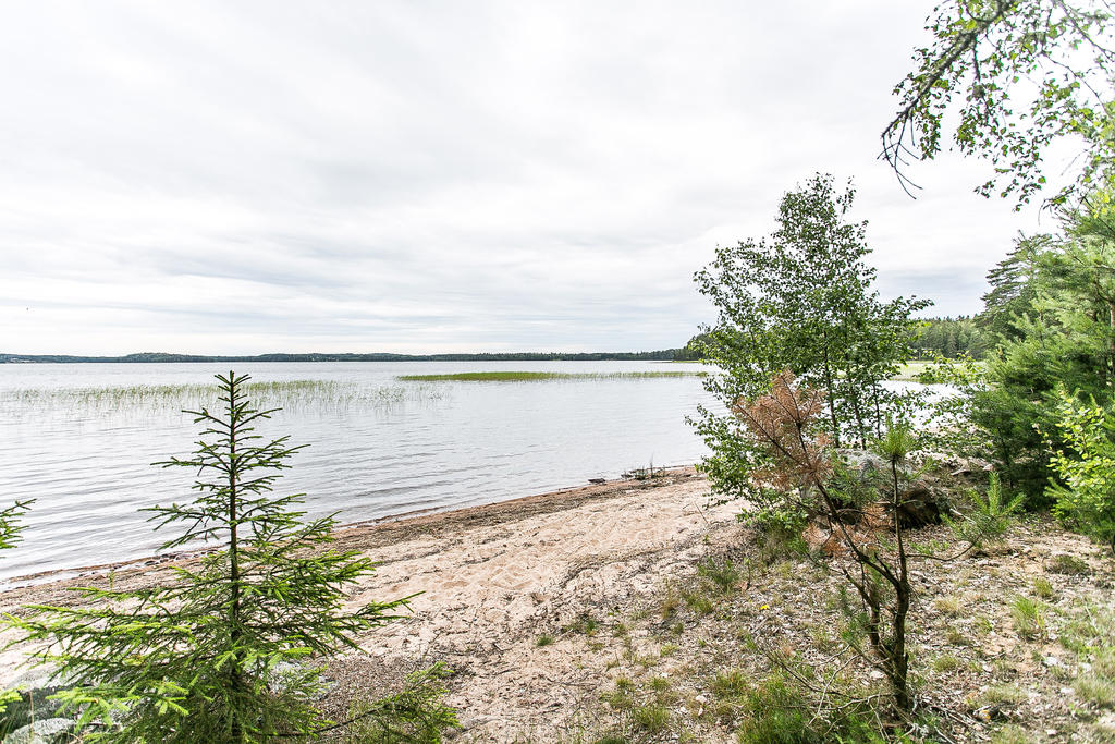 Badplats ca. 10 minuters promenad bort. 