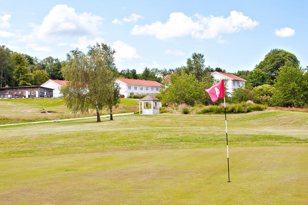 Närmare än ett stenkast till golfbanan
