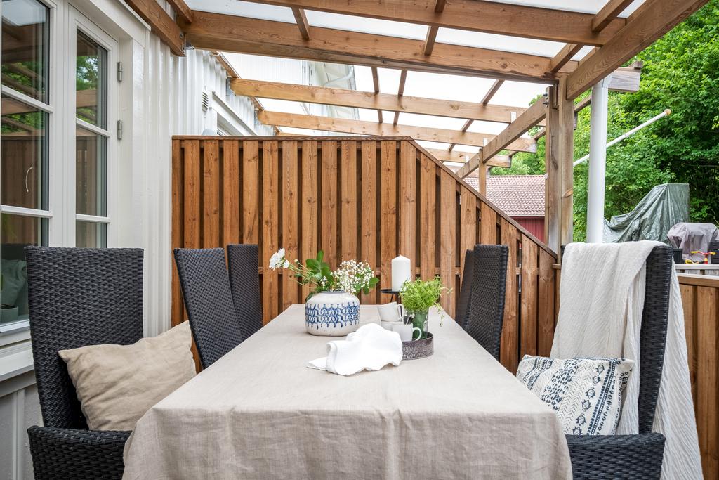 Samlas med familjen för middagen på altanen, skönt med tak ovan utemöblerna.