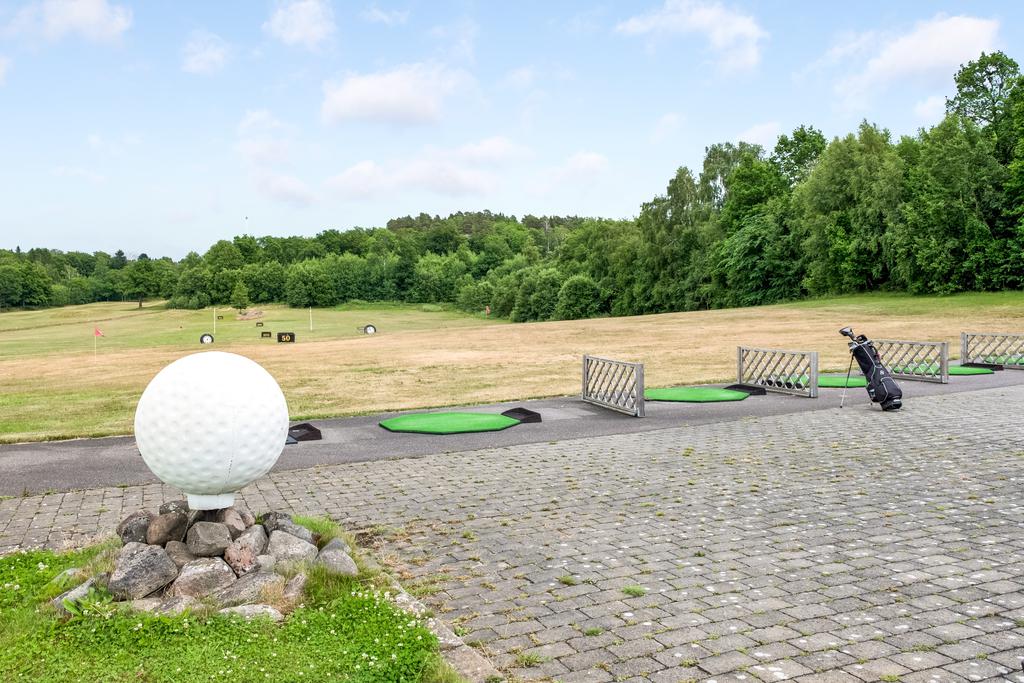 Golfsugen? Promenera ner och öva svingen på golfbanan, ett stenkast från lägenheten!