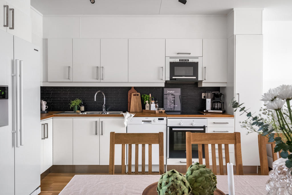 Trivsamt kök med gott om plats för ett rejält köksbord.