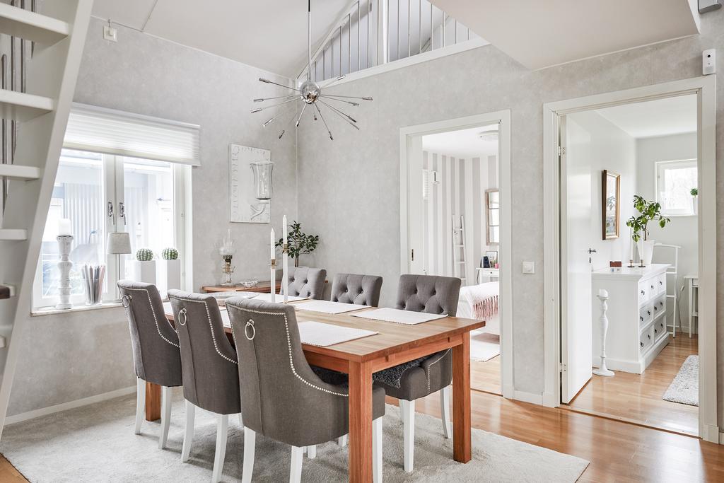 Matplats intill trappan till loftet och fönster mot carport.