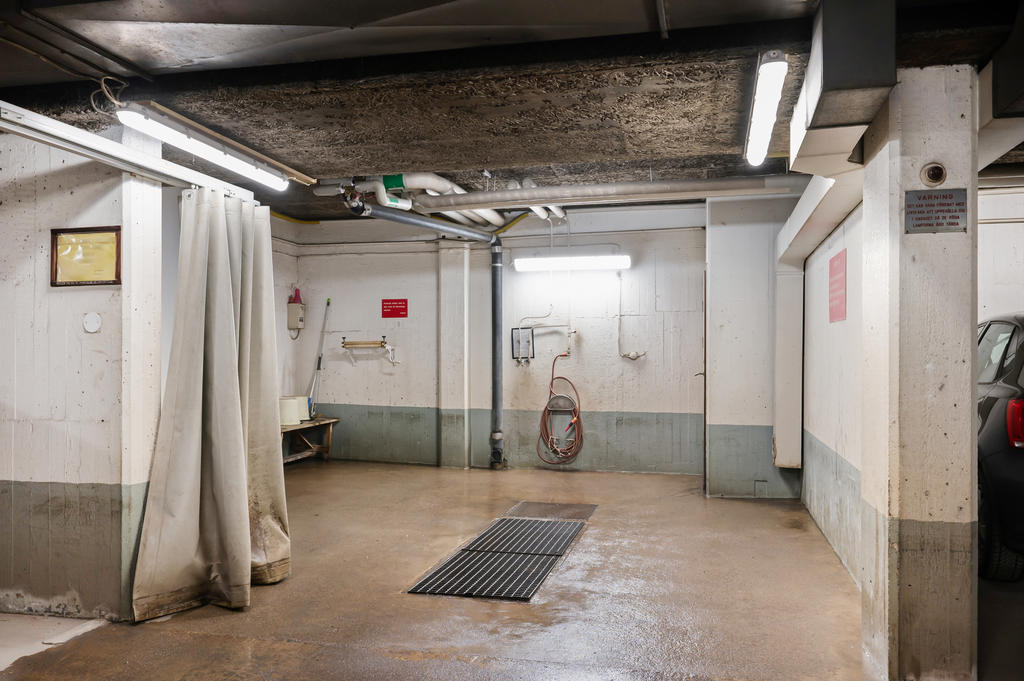 Garage och tvätt, spolplatta i källaren