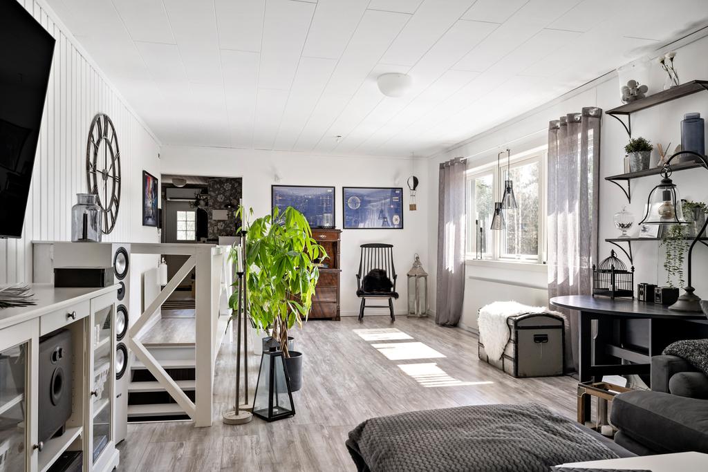 Trevligt vardagsrum med stora fönster.