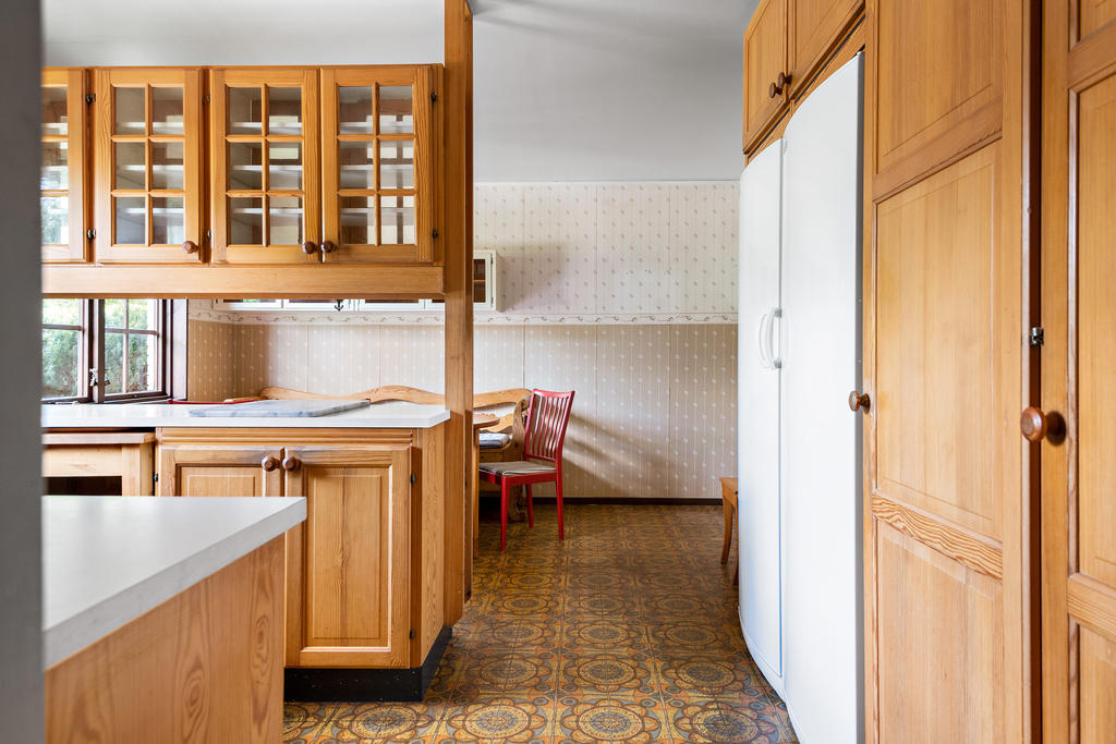 Kök med plats för matbord