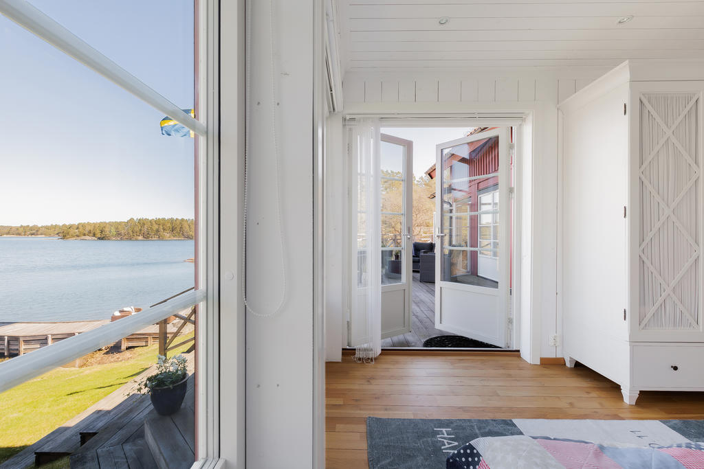 Master bedroom med utgång till altan