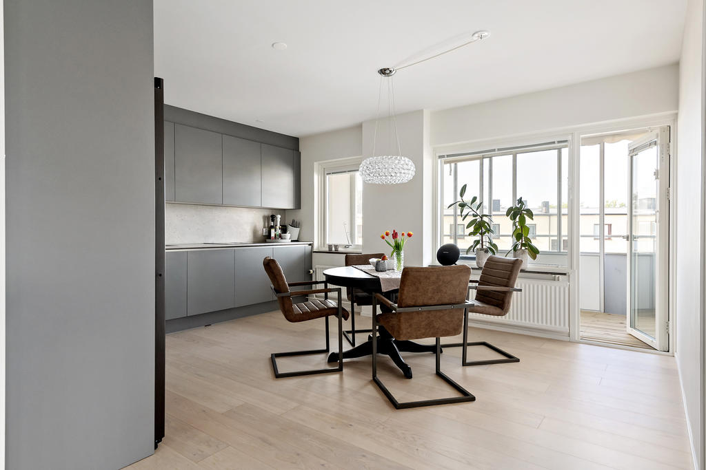 Rymlig matplats med anslutning till balkong 