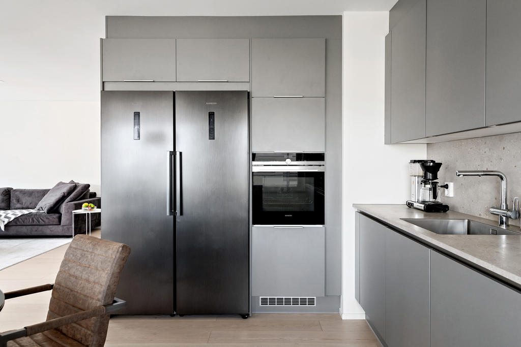 Kök med öppen planlösning mot vardagsrummet