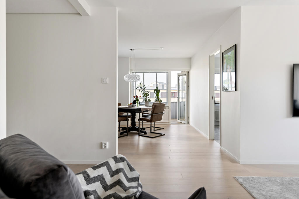 Vy från vardagsrummet mot balkongen