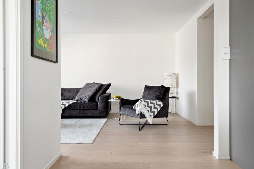 Vy från köket mot vardagsrummet 