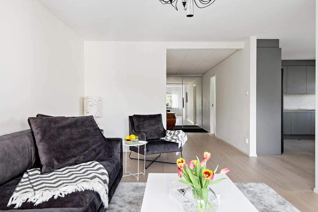 Vy från vardagsrummet mot hallen