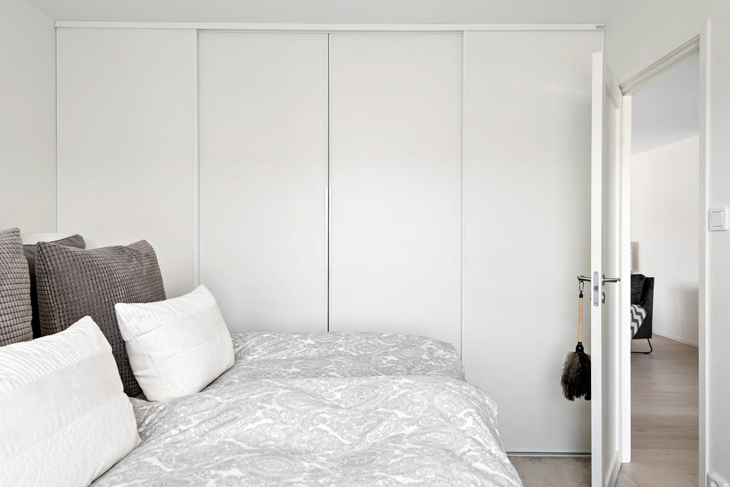 Sovrum med skjutgarderober 