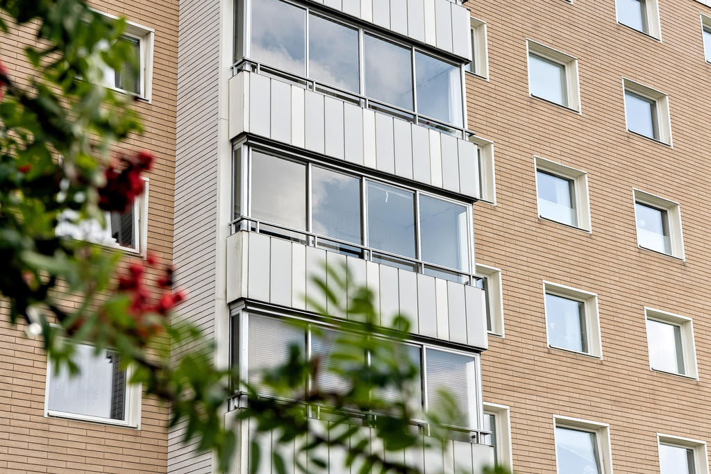 Inglasad balkong med eftermiddagssol