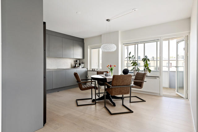 Rymlig matplats med anslutning till balkong 