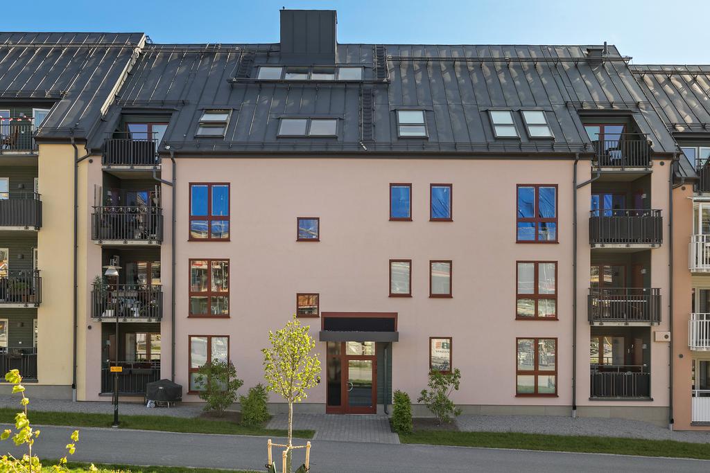 Huset sett från huvudallén som går från Stenladan och upp igenom området