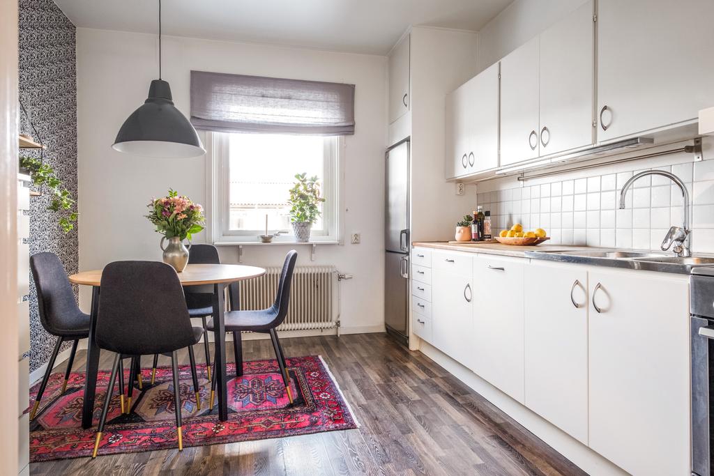 Bostadens kök har alla bekvämligheter man vill ha i ett kök, dessutom plats för matbord.