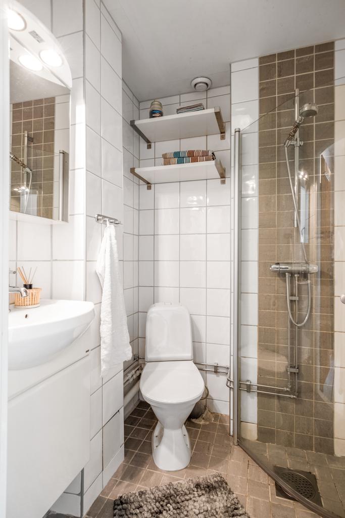 Renoverat och helkaklat badrum i ljust utförande.