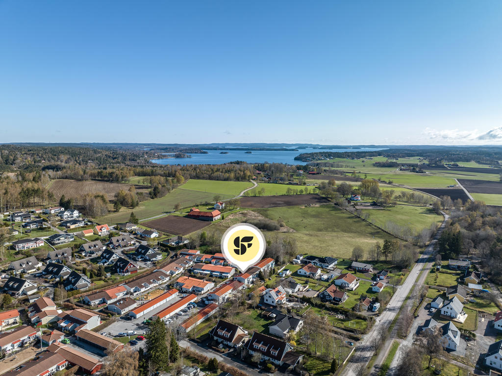 Områdesbild med vy ner mot sjön Mjörn. 