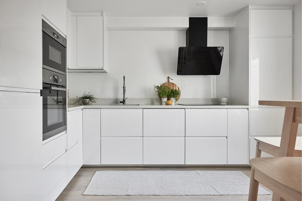 Köket är mycket stilfullt och renoverades av de gamla ägarna så sent som 2019.