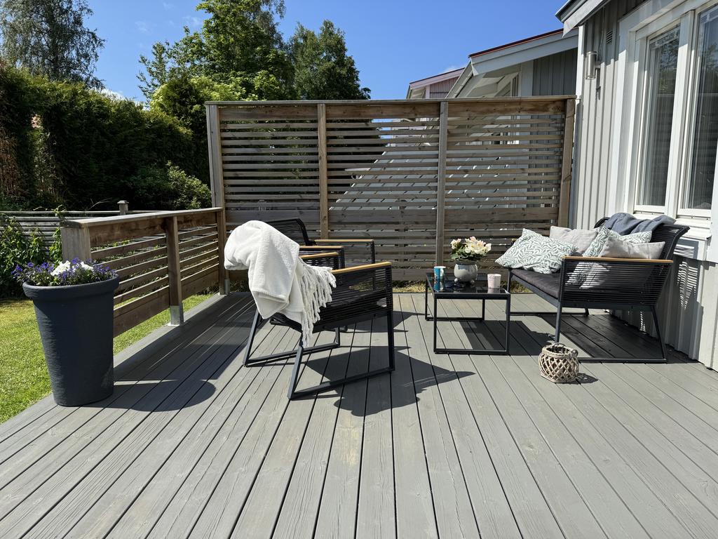 Stor altan med plats för många gäster