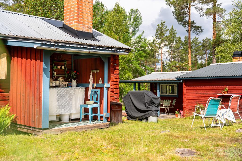 I uteköket kan man njuta av fågelkvittter och sol medan man diskar