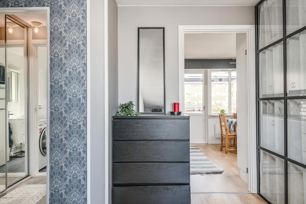 Från allrum mor kök, hall och badrum