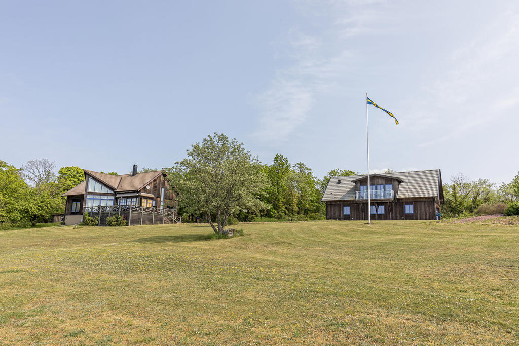 Bostadshus & garagebyggnad med bostad ovanför.