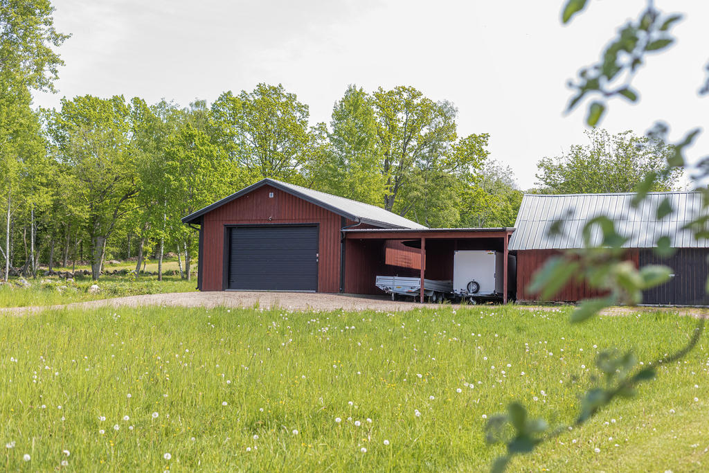 Maskinhall, carport samt lada