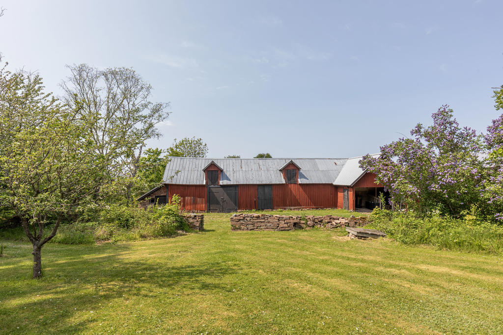 Maskinhall, carport samt lada