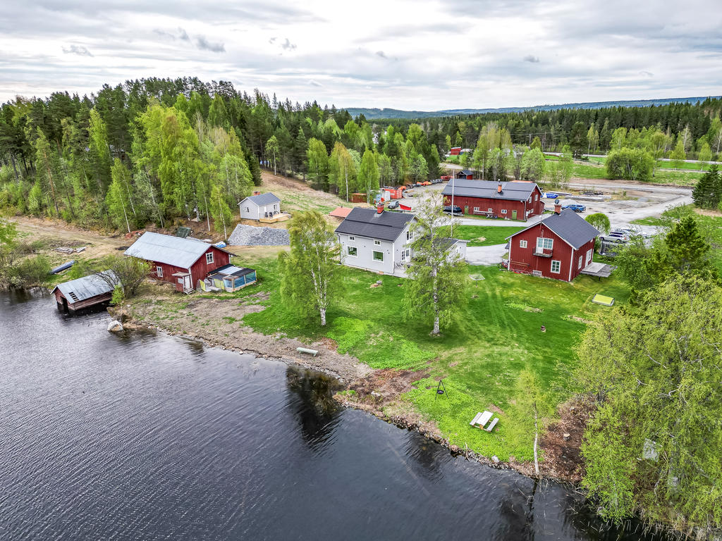 Gårdsbild från sjön.