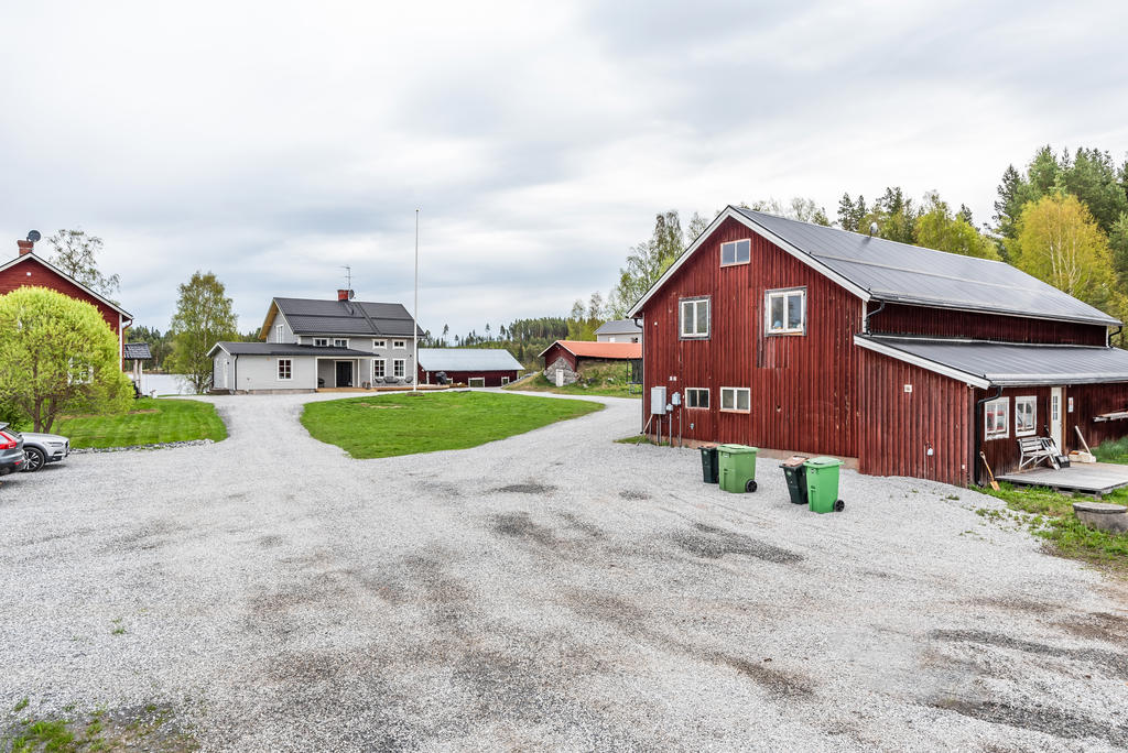Verkstadsbyggnad med kontorsdel. 