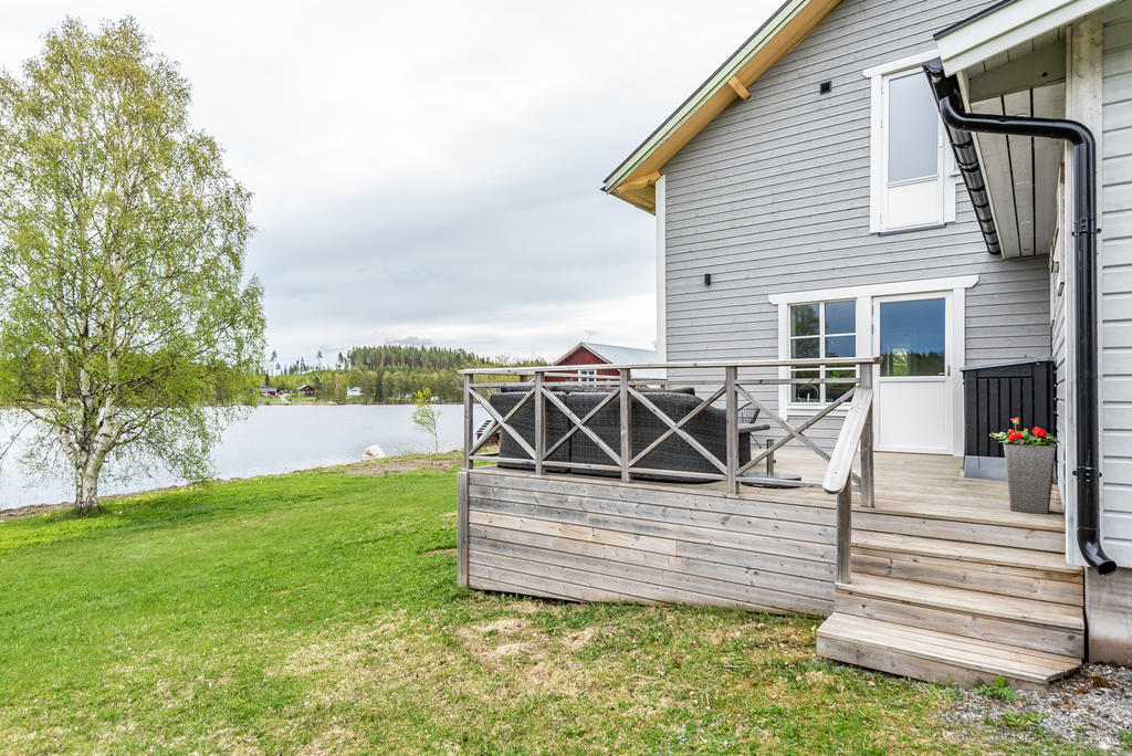 Husets ena altan med sjöutsikt!
