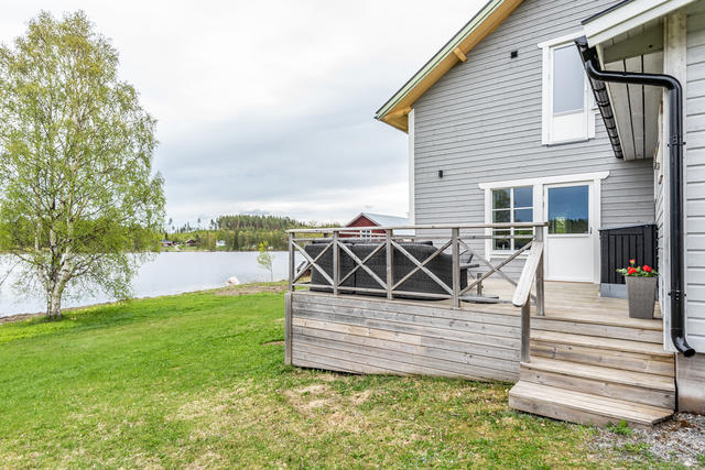 Husets ena altan med sjöutsikt!