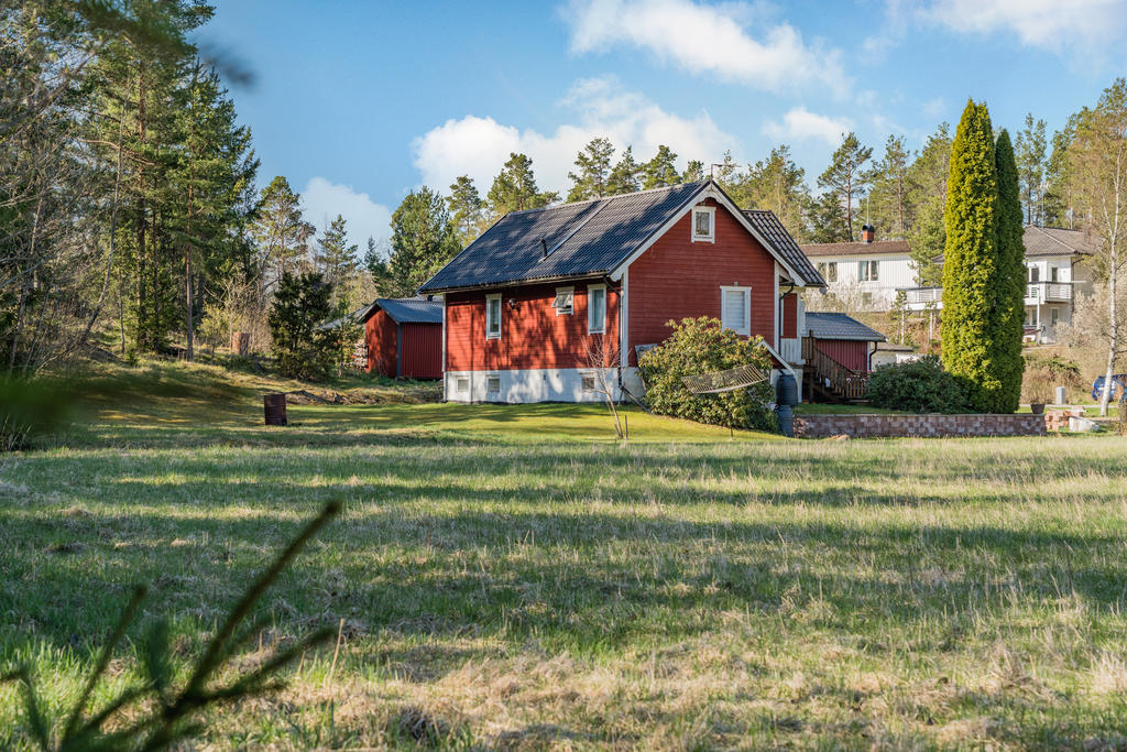 Huset sett från markerna intill