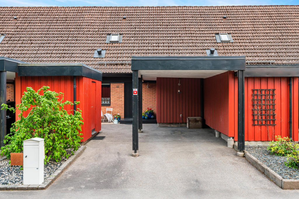 Bekvämt med egen carport i anslutning till entrén 