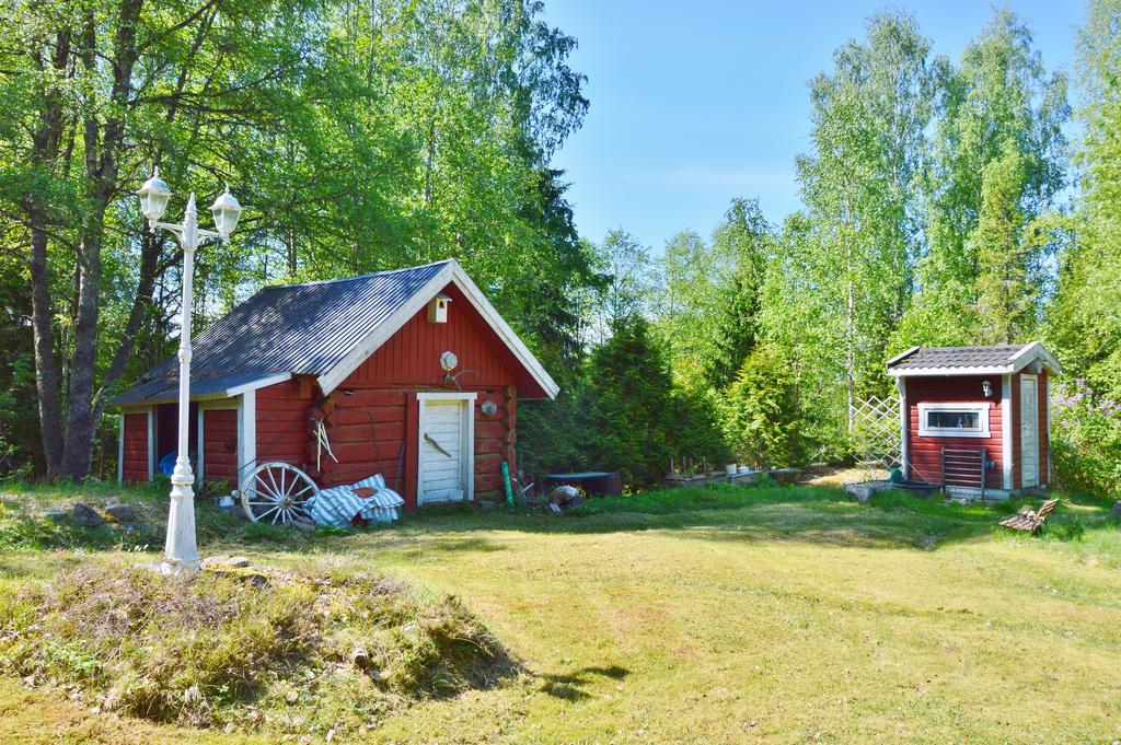 Hönshus/förråd till vänster. Utedass till höger.